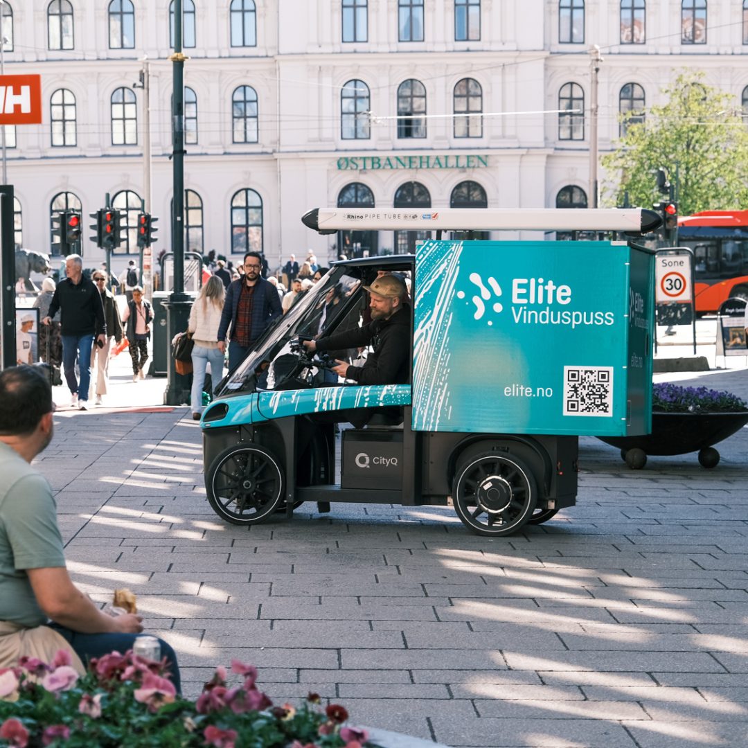 Lastesykkelen svinger midt i gågata Karl Johan