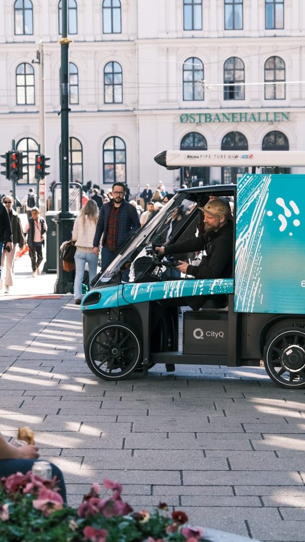 Lastesykkelen svinger midt i gågata Karl Johan