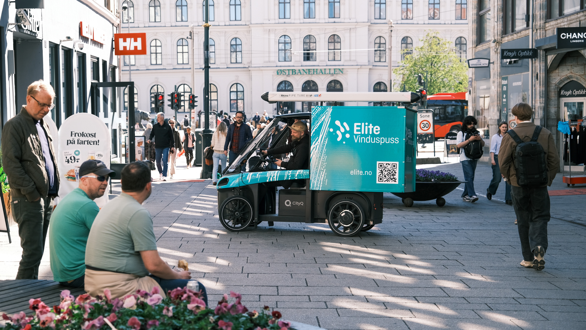 Lastesykkelen svinger midt i gågata Karl Johan