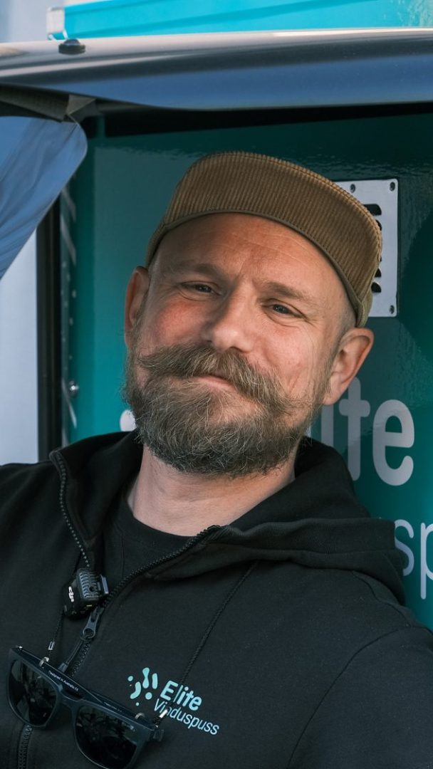Christian i førersetet på den elektriske lastesykkelen