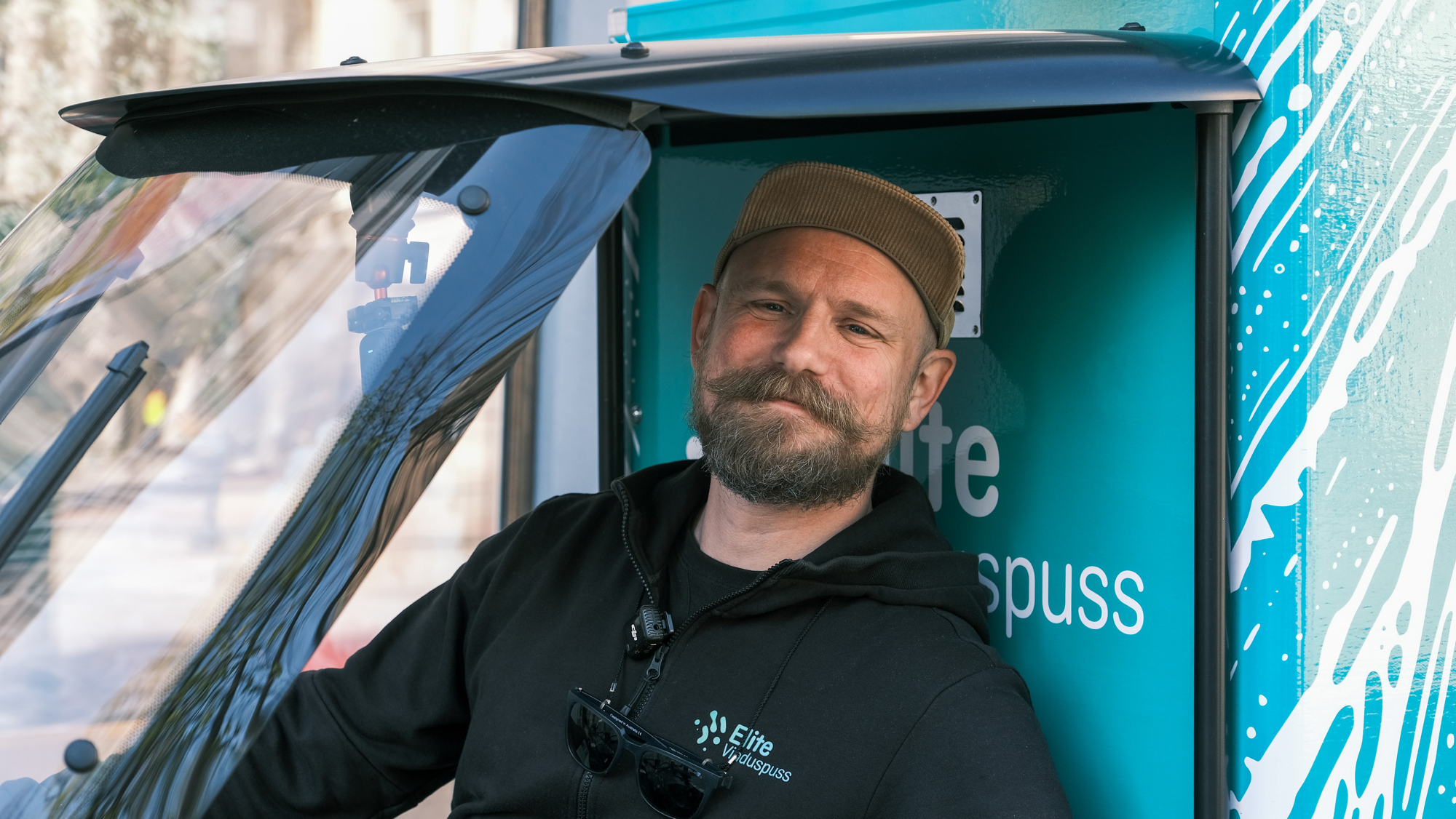 Christian i førersetet på den elektriske lastesykkelen