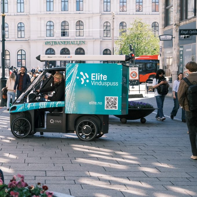Lastesykkelen svinger midt i gågata Karl Johan