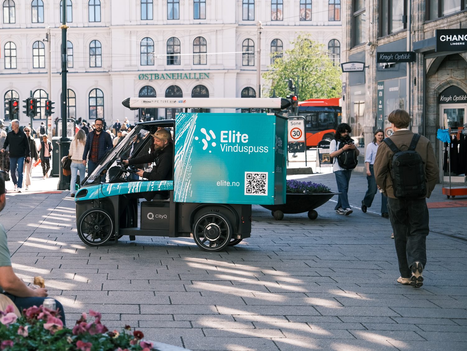 Lastesykkelen svinger midt i gågata Karl Johan